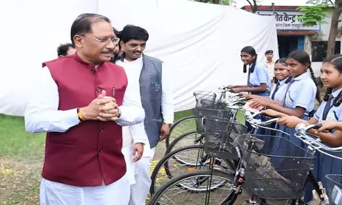 CM विष्णुदेव साय ने समोदा में छात्राओं को बांटी साइकिल