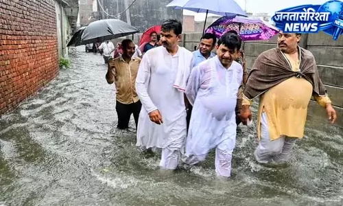 डूबी कॉलोनी में पहुंचे मंत्री, जनता ने जताई नाराजगी डूबी कॉलोनी में पहुंचे मंत्री, जनता ने जताई नाराजगी