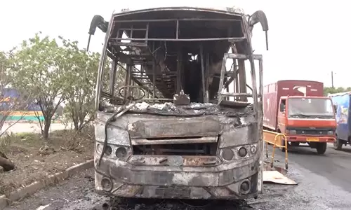 MP: इंदौर में टायर फटने के बाद प्राइवेट बस में आग लगी; सभी 26 यात्री सुरक्षित MP: इंदौर में टायर फटने के बाद प्राइवेट बस में आग लगी; सभी 26 यात्री सुरक्षित
