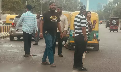 Religious भेष में ठगी का आरोप, विरोध करने पर कार तोड़ने की कोशिश का दावा Religious भेष में ठगी का आरोप, विरोध करने पर कार तोड़ने की कोशिश का दावा