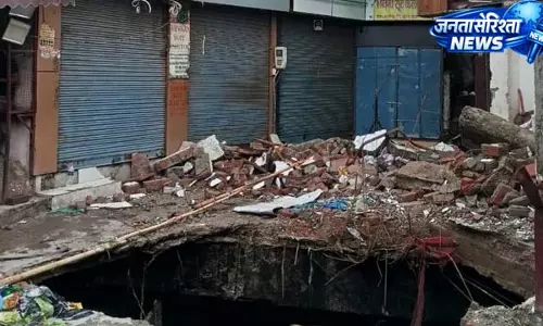 सुभाष बाजार दुर्घटना पर सख्ती, इंजीनियर पर गिरी गाज सुभाष बाजार दुर्घटना पर सख्ती, इंजीनियर पर गिरी गाज