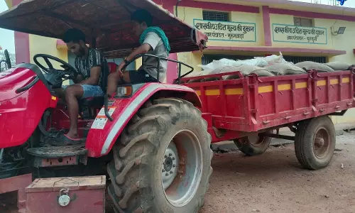 नारायणपुर जिला प्रशासन की अनूठी पहल- दुर्गम वनांचल गांवों तक ट्रैक्टर से पहुंचाया गया