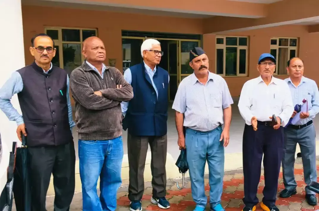 Pauri Garhwal: शहर की मूलभूत समस्याओं के समाधान की मांग लेकर आगे आए सेवानिवृत्त कर्मचारी