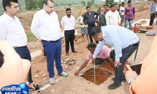 सड़क निर्माण में लापरवाही पर गिरी गाज, सहायक और उप अभियंता तत्काल निलंबित करने के निर्देश