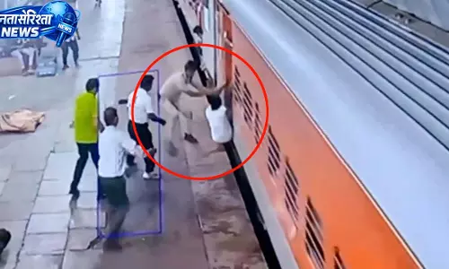 RPF जवान की बहादुरी: चलती ट्रेन से गिर रहे यात्री को खींचकर बचाई जान