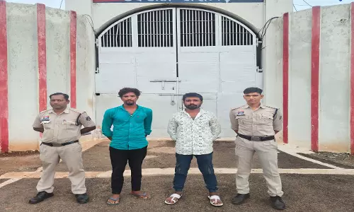CG: सार्वजनिक शांति भंग करने वाले दो युवकों पर पुलिस की बड़ी कार्रवाई CG: सार्वजनिक शांति भंग करने वाले दो युवकों पर पुलिस की बड़ी कार्रवाई