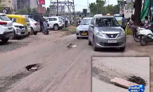 Ahmedabad में बारिश ने खोली विकास के दावों की पोल, थलतेज मेट्रो स्टेशन के पास सड़क धंसी Ahmedabad में बारिश ने खोली विकास के दावों की पोल, थलतेज मेट्रो स्टेशन के पास सड़क धंसी