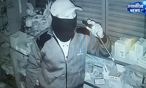 नर्मदा चौक में एक ही रात चार दुकानों के टूटे ताले, CCTV में कैद हुई वारदात