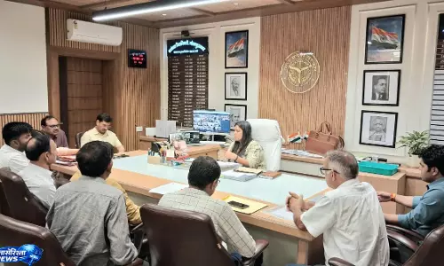 Noida  कलेक्ट्रेट में उद्योगों को लेकर बड़ी बैठक, डीएम ने अफसरों को दिए समाधान के निर्देश