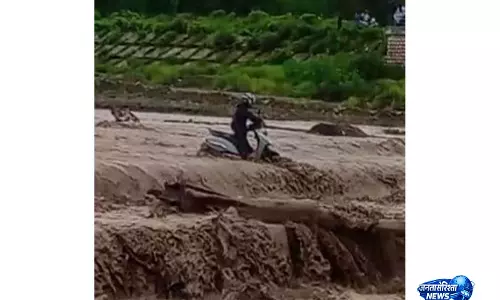 Uttarakhand में बारिश का असर, बिन नदी का जलस्तर बढ़ा, यातायात प्रभावित Uttarakhand में बारिश का असर, बिन नदी का जलस्तर बढ़ा, यातायात प्रभावित