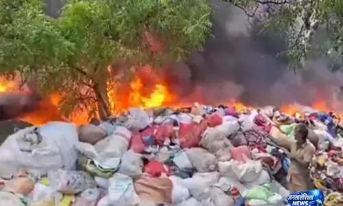 Tamil Nadu के कचरा डंप में लगी आग, कोई हताहत नहीं Tamil Nadu के कचरा डंप में लगी आग, कोई हताहत नहीं
