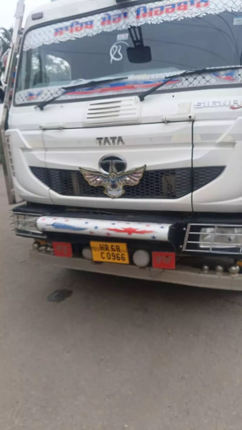 पंचकूला ट्रैफिक पुलिस ने एमडीसी में ओवरलोडेड ट्रक को पकड़ा पंचकूला ट्रैफिक पुलिस ने एमडीसी में ओवरलोडेड ट्रक को पकड़ा