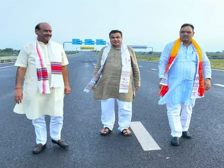 नितिन गडकरी ने दिल्ली-मुंबई एक्सप्रेसवे का निरीक्षण किया, राजस्थान में सुरक्षा उपायों की समीक्षा की नितिन गडकरी ने दिल्ली-मुंबई एक्सप्रेसवे का निरीक्षण किया, राजस्थान में सुरक्षा उपायों की समीक्षा की