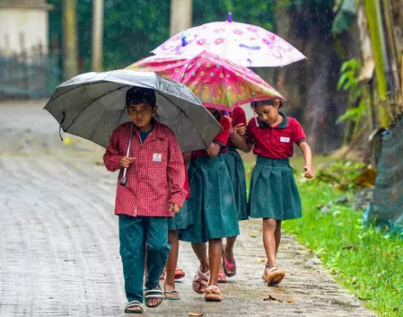 असम में अगले 3-4 दिनों तक भारी बारिश और आंधी-तूफान का अलर्ट, लोगों को सतर्क रहने की अपील असम में अगले 3-4 दिनों तक भारी बारिश और आंधी-तूफान का अलर्ट, लोगों को सतर्क रहने की अपील