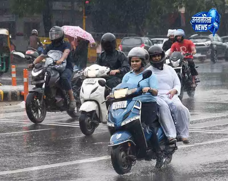 Delhi बारिश से राजधानी ठंडी, सड़कों पर पानी भरा Delhi बारिश से राजधानी ठंडी, सड़कों पर पानी भरा