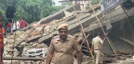 दिल्ली: रोहिणी सेक्टर 16 में इमारत गिरने से अब तक तीन लोगों की मौत दिल्ली: रोहिणी सेक्टर 16 में इमारत गिरने से अब तक तीन लोगों की मौत