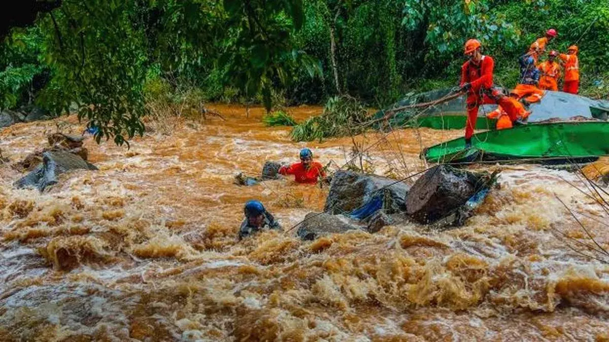 kerala: सरकार ने कल्लाडी लैंडस्लाइड की दोहरी जांच के आदेश दिए kerala: सरकार ने कल्लाडी लैंडस्लाइड की दोहरी जांच के आदेश दिए