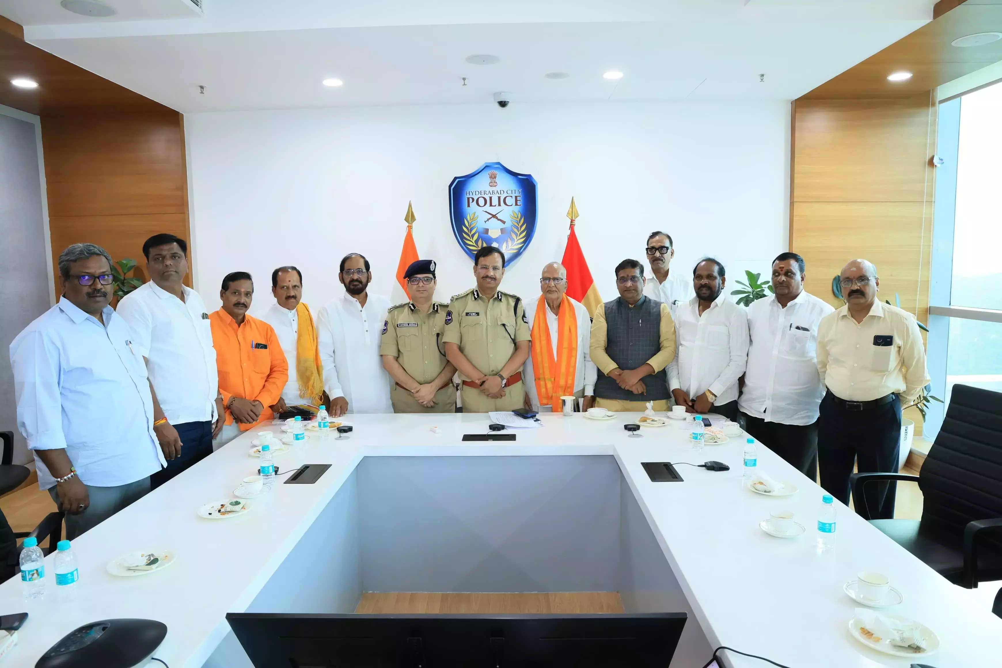 Telangana: सज्जनार ने गणेश मूर्तियों पर 15 फीट की टोपी लगाने की सलाह दी Telangana: सज्जनार ने गणेश मूर्तियों पर 15 फीट की टोपी लगाने की सलाह दी
