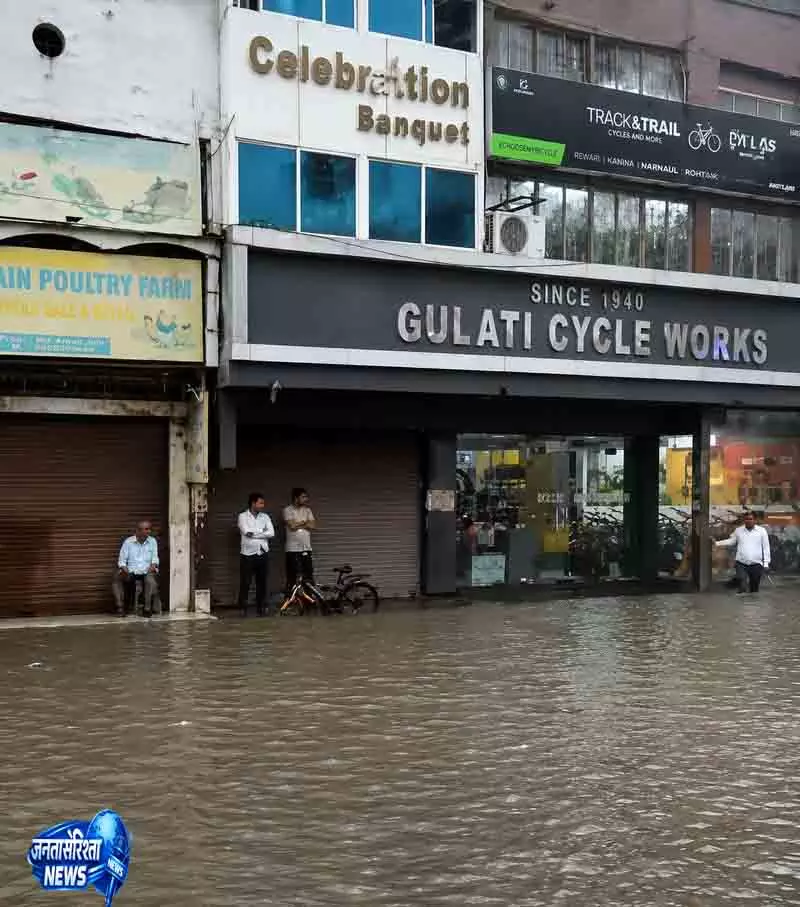 Rewari में बारिश का कहर, सड़कों पर भरा पानी Rewari में बारिश का कहर, सड़कों पर भरा पानी