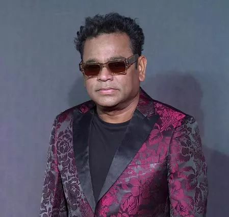 ए.आर. रहमान ने की सोनू निगम की आवाज की तारीफ, पूछा- इतना रोमांटिक कैसे गाते हो? ए.आर. रहमान ने की सोनू निगम की आवाज की तारीफ, पूछा- इतना रोमांटिक कैसे गाते हो?