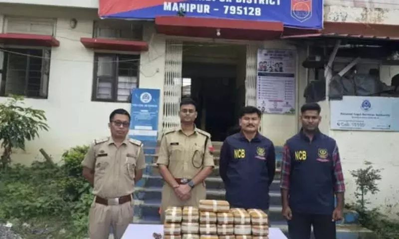 Manipur: चुराचांदपुर में 25 करोड़ रुपये की 22 किलो मेथ टैबलेट के साथ महिला गिरफ्तार Manipur: चुराचांदपुर में 25 करोड़ रुपये की 22 किलो मेथ टैबलेट के साथ महिला गिरफ्तार