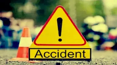 Hyderabad के पास पिकअप गाड़ी पलटकर बस स्टॉप से टकराने से दो महिलाओं की मौत Hyderabad के पास पिकअप गाड़ी पलटकर बस स्टॉप से टकराने से दो महिलाओं की मौत