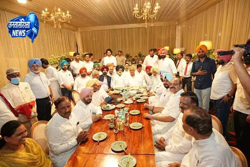 Mohali बलबीर सिद्धू के घर पहुंचे भूपेश बघेल, हुआ रात्रिभोज Mohali बलबीर सिद्धू के घर पहुंचे भूपेश बघेल, हुआ रात्रिभोज