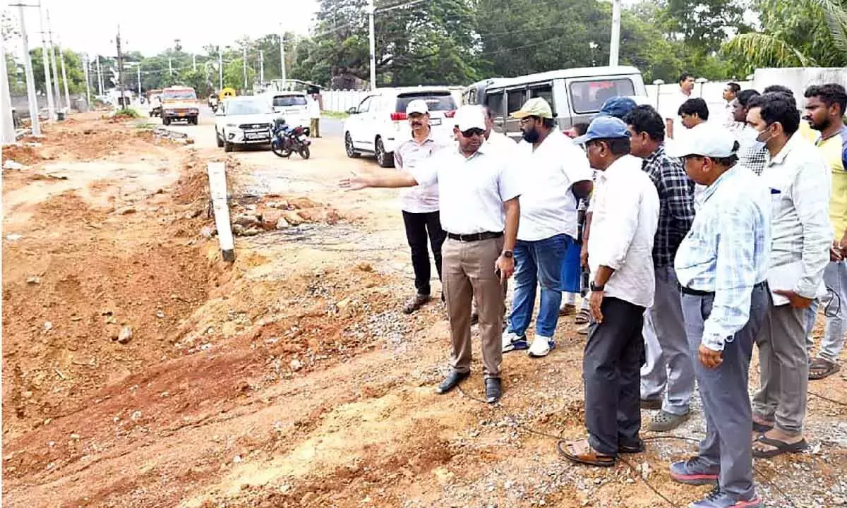 Andhra: एयरपोर्ट कनेक्टिविटी रोड का काम तेजी से चल रहा है Andhra: एयरपोर्ट कनेक्टिविटी रोड का काम तेजी से चल रहा है