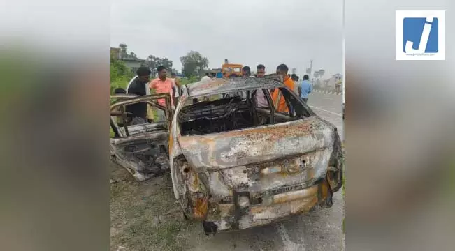 ट्रक से टकराकर कार में लगी आग, दो लोगों की जिंदा जलकर मौत ट्रक से टकराकर कार में लगी आग, दो लोगों की जिंदा जलकर मौत