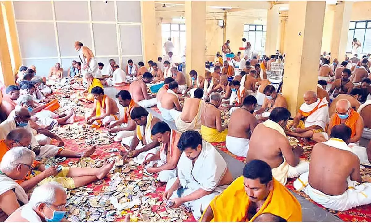 Andhra: सिंहाचलम मंदिर की हुंडी ने 21 दिनों में 1.76 करोड़ रुपये कमाए Andhra: सिंहाचलम मंदिर की हुंडी ने 21 दिनों में 1.76 करोड़ रुपये कमाए