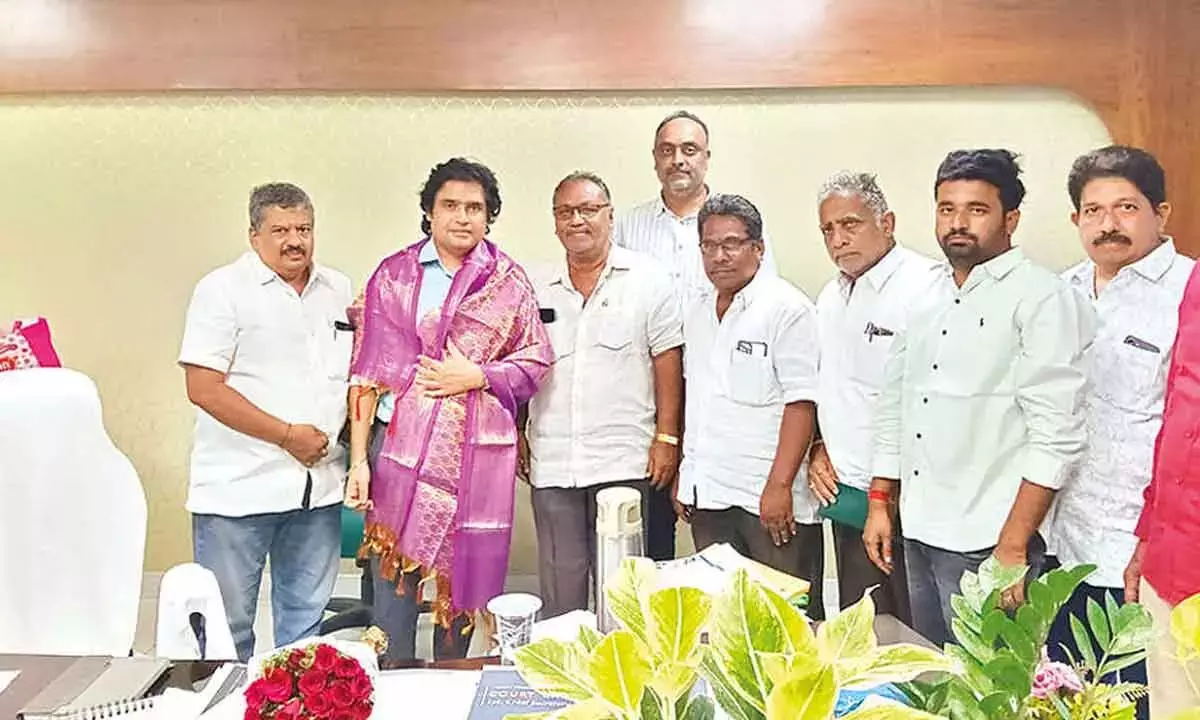 Andhra: R&B CE नवीन को सम्मानित करते ठेकेदार Andhra: R&B CE नवीन को सम्मानित करते ठेकेदार