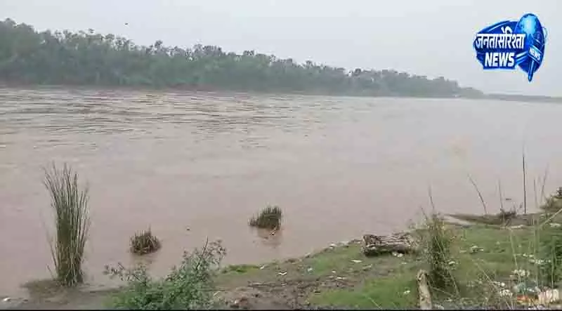 Jammu भारी बारिश से चिनाब में बढ़ा जलस्तर Jammu भारी बारिश से चिनाब में बढ़ा जलस्तर