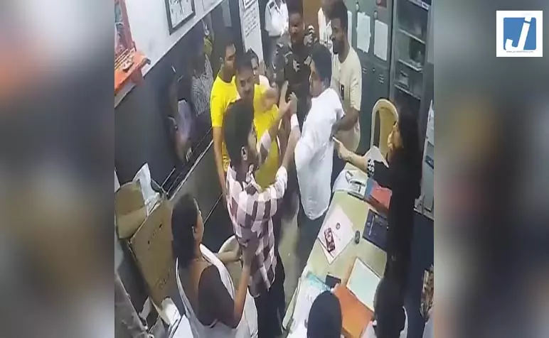 अस्पताल में हमले से डरे डॉक्टर ने दिया इस्तीफा, बोले- अब शहर नहीं लौटूंगा अस्पताल में हमले से डरे डॉक्टर ने दिया इस्तीफा, बोले- अब शहर नहीं लौटूंगा