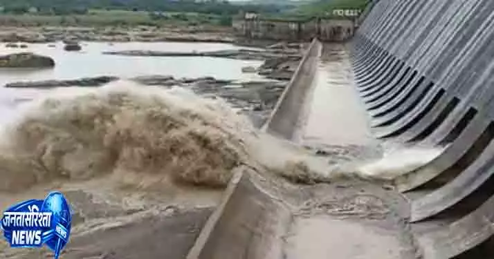 Hirakud बांध में पानी बढ़ने पर चार गेट खोले गए Hirakud बांध में पानी बढ़ने पर चार गेट खोले गए