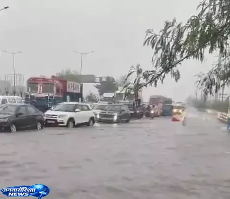 Delhi मेरठ हाईवे पर पानी ही पानी, यात्री परेशान Delhi मेरठ हाईवे पर पानी ही पानी, यात्री परेशान