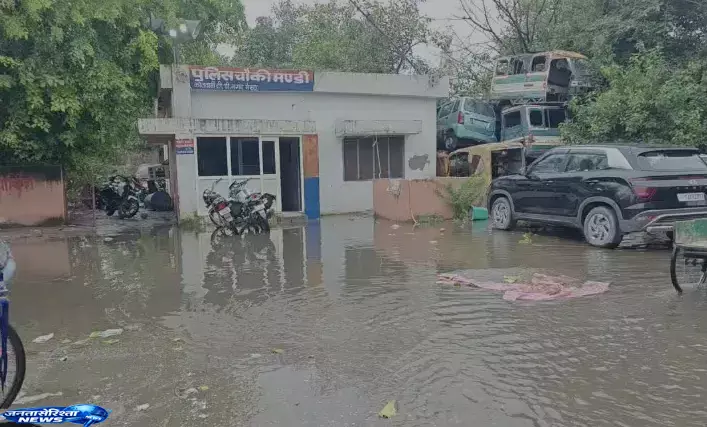 Meerut बना टापू जलभराव से जनजीवन ठप, लोग परेशान Meerut बना टापू जलभराव से जनजीवन ठप, लोग परेशान