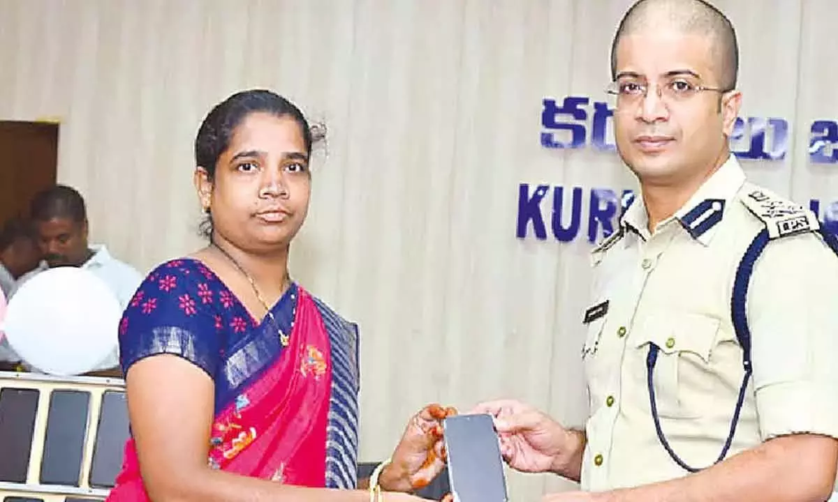 साइबर लैब ने 3,081 करोड़ रुपये मूल्य के मोबाइल बरामद किए। पांच चरणों में 6.20 करोड़ साइबर लैब ने 3,081 करोड़ रुपये मूल्य के मोबाइल बरामद किए। पांच चरणों में 6.20 करोड़