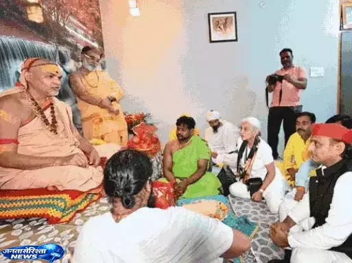 Shankaracharya, से मिले अखिलेश, मंदिर मामले पर सरकार को घेरा Shankaracharya, से मिले अखिलेश, मंदिर मामले पर सरकार को घेरा