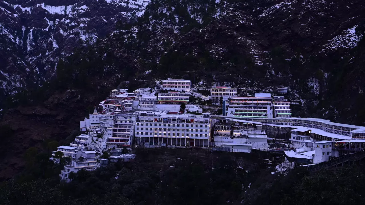 माता वैष्णो देवी मंदिर मार्ग पर भूस्खलन, यात्रा पर कोई असर नहीं माता वैष्णो देवी मंदिर मार्ग पर भूस्खलन, यात्रा पर कोई असर नहीं
