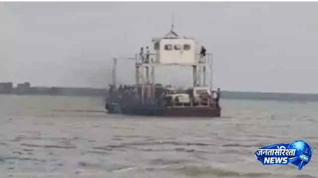 Chilika झील में नाव में तकनीकी खराबी के कारण 50 लोग फंसे Chilika झील में नाव में तकनीकी खराबी के कारण 50 लोग फंसे