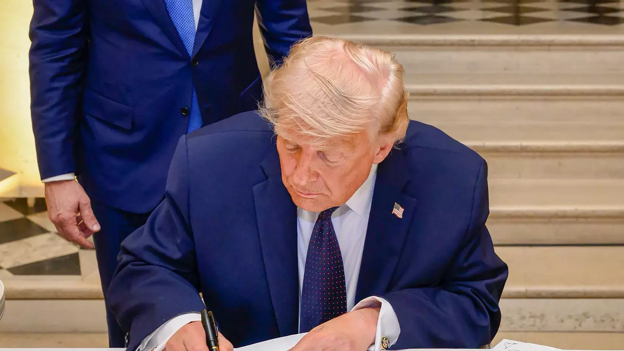 Trump एडमिनिस्ट्रेशन ने बड़े H-1B फ्रॉड की जांच शुरू की Trump एडमिनिस्ट्रेशन ने बड़े H-1B फ्रॉड की जांच शुरू की