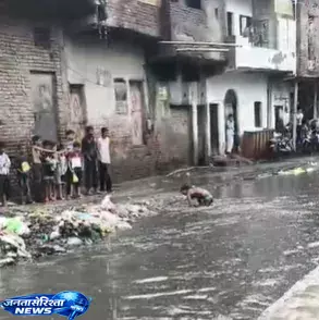 Dirty पानी में नहाते बच्चे, प्रशासन की अनदेखी आई सामने Dirty पानी में नहाते बच्चे, प्रशासन की अनदेखी आई सामने