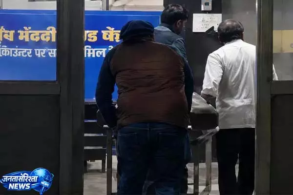 BREAKING: एक ही परिवार के 4 लोगों ने खाया जहर, पिता-बेटी की मौत BREAKING: एक ही परिवार के 4 लोगों ने खाया जहर, पिता-बेटी की मौत