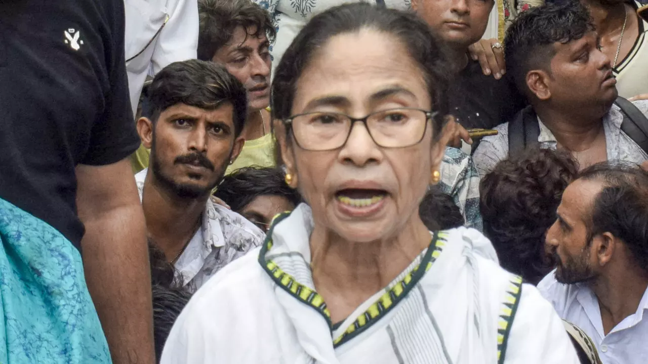 Kolkata में विरोध मार्च के दौरान ममता का गुस्सा फूटा, पार्टी कार्यकर्ता को थप्पड़ मारा Kolkata में विरोध मार्च के दौरान ममता का गुस्सा फूटा, पार्टी कार्यकर्ता को थप्पड़ मारा
