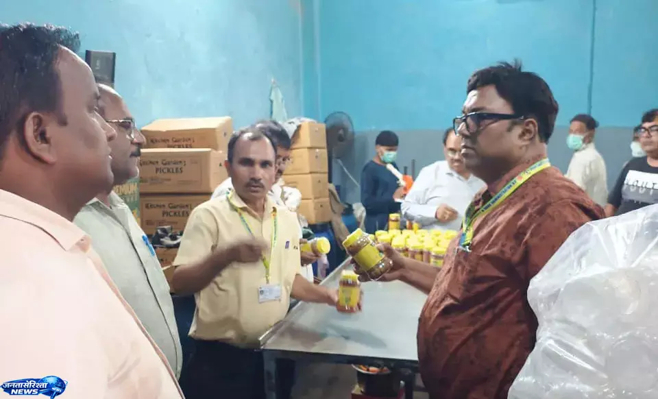 Sharanpur में मिलावट पर शिकंजा, प्रतिष्ठान से लिया गया सैंपल Sharanpur में मिलावट पर शिकंजा, प्रतिष्ठान से लिया गया सैंपल