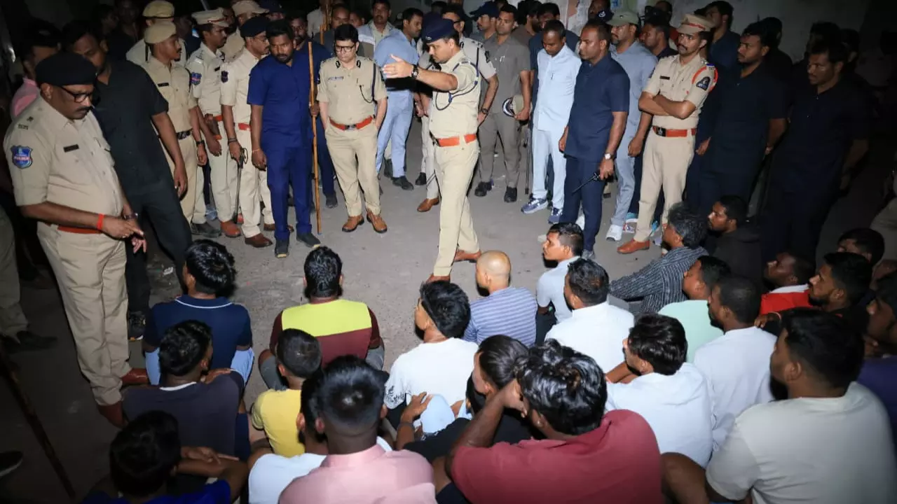 Hyderabad पुलिस ने बड़े पैमाने पर घेराबंदी और तलाशी अभियान चलाया Hyderabad पुलिस ने बड़े पैमाने पर घेराबंदी और तलाशी अभियान चलाया