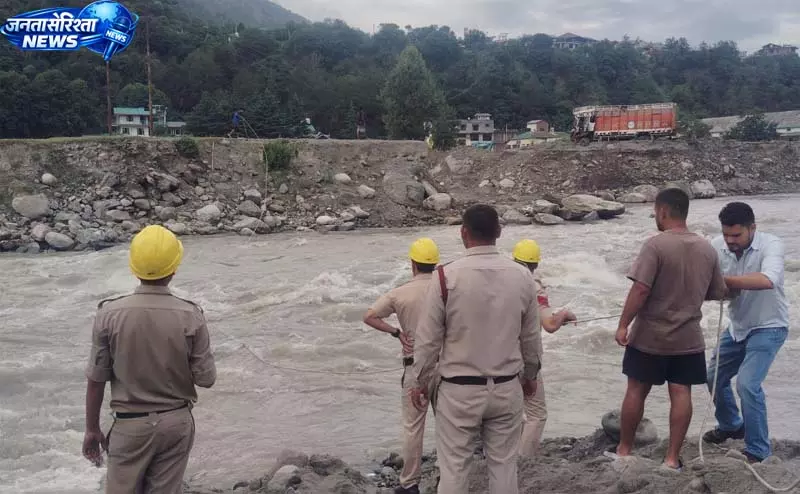 ब्यास नदी के तेज बहाव से फंसे दो घोड़ों का सफल रेस्क्यू ब्यास नदी के तेज बहाव से फंसे दो घोड़ों का सफल रेस्क्यू