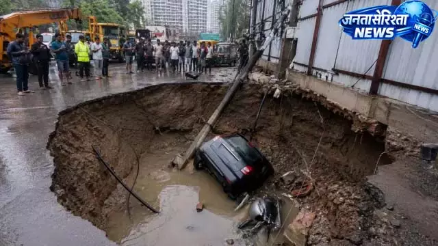 32 मंजिला इमारत के पास बड़ा हादसा, सड़क धंसी 32 मंजिला इमारत के पास बड़ा हादसा, सड़क धंसी