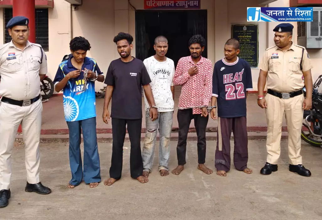 रायपुर में 6 लूटेरे गिरफ्तार, चाकू की नोक पर वारदात को दे रहे थे अंजाम रायपुर में 6 लूटेरे गिरफ्तार, चाकू की नोक पर वारदात को दे रहे थे अंजाम