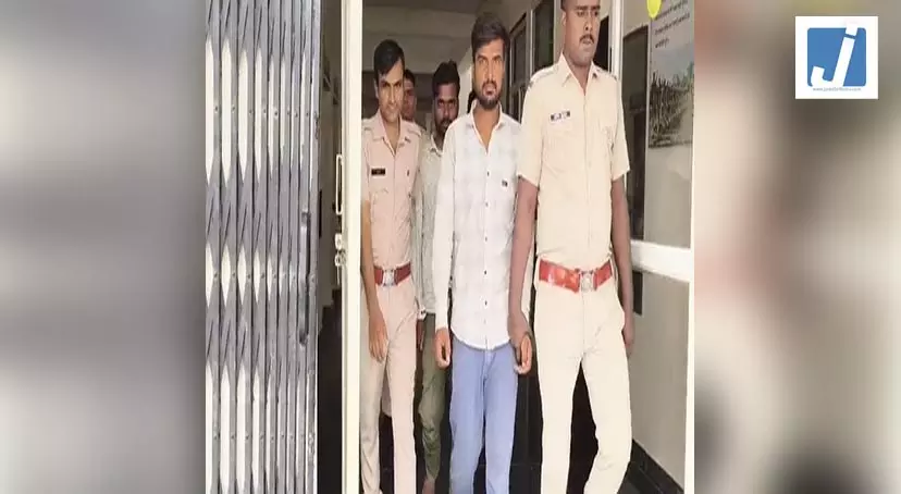 पुलिस ने 50 लाख की स्मैक-चरस के साथ तीन तस्करों को किया गिरफ्तार पुलिस ने 50 लाख की स्मैक-चरस के साथ तीन तस्करों को किया गिरफ्तार